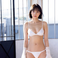 プロ雀士・岡田紗佳、純白ビキニで美くびれ際立つ“役満ボデイ”を公開！ 画像