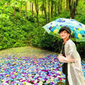小松彩夏、紫陽花が浮かぶ美しい池での笑顔ショットを公開