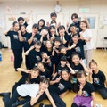 鈴木亜美、10年ぶり出演の音楽劇稽古オフショットで子供たちと満面の笑み