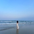 桜井日奈子、『10周年記念写真集』からビーチでの1枚！衣装がなびく美しい後ろ姿披露 画像
