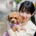 SKE48・井上瑠夏　愛犬・るるちゃんと戯れるカット