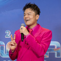 レッドカーペット登場時の「J.Y. Park」　ⓒ CJ ENM Co., Ltd, All Rights Reserved