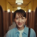 ユニクロの新TVCM「LifeとWear/ジーンズホテル/WOMEN」