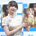 プロ雀士・岡田紗佳、チャイナドレス姿で美脚チラリ！写真集は「表紙がお気に入り」 画像