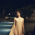 桜井日奈子の10周年記念写真集が三度目の重版！ ヌーディーなロングワンピース姿のカットを公開 画像