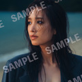 日向坂46・佐々木久美、素肌にジャケットのセクシーカット！ 1st写真集『めくる日々』特典ポスター 画像