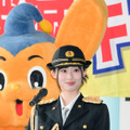 渋谷警察署の1日警察署長に就任した井本彩花