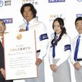 左から、NTT西日本の大竹社長、豊川悦司、井上真央、石井正則