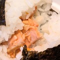 プレミアムおにぎり 紅鮭ほぐし(柚子胡椒仕立て)@撮影:渡邉