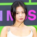 BLACKPINK・ジェニー、ストラップレスドレス姿で登場!“砂時計ウエスト”を披露【独自写真】