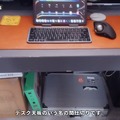 エフェクターボードを“足置き台”として活用(C)メルルーサ丸岡