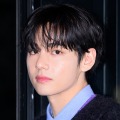 BTS・V、自身の写真展をサプライズ訪問!直筆メッセージでファンと交流