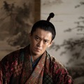 大河ドラマ『豊臣兄弟!』織田信長役・小栗旬「仲野太賀の演技に心を動かされました」