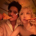 「グラミー賞」を盛り上げたブルーノ・マーズ&BLACKPINK・ロゼ、授賞式の後はピザ「もう家族」