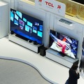 TCL家電展示エリアに展示された最新大型テレビ(C)TCL