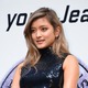 ローラ、衝撃的デザインのショーパンで美脚を披露！ 画像