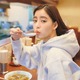 新木優子、2023年公式カレンダー発売決定！「食べ歩き」テーマのキュートなカット満載！ 画像