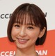 篠田麻里子、話題の鈴付き首輪を装着！ ノリノリのドラマオフショット公開 画像