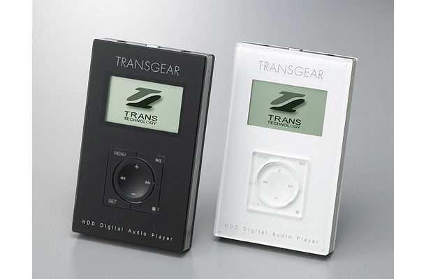 TRANSGEAR HMP-100。新曲のデータは、MagicSync機能を使って携帯電話からMusicIDデータベース（4,000万曲収録）にアクセスし、ID3タグとして曲ともに記録できるのが特徴だ