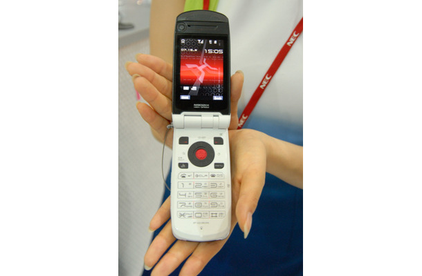 「WIRELESS JAPAN 2006」で展示されていた「N902iX HIGH-SPEED」