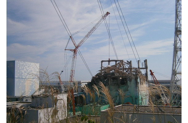 福島第一原子力発電所　3号機原子炉建屋開口部ダストサンプリング風景