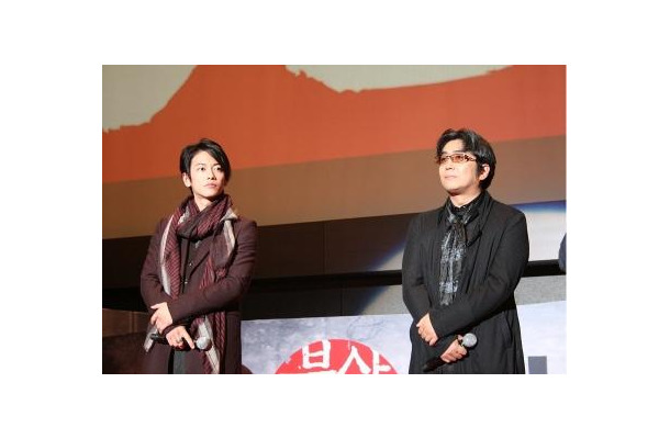 釜山国際映画祭にて。左：佐藤健さん、右：大友啓史監督