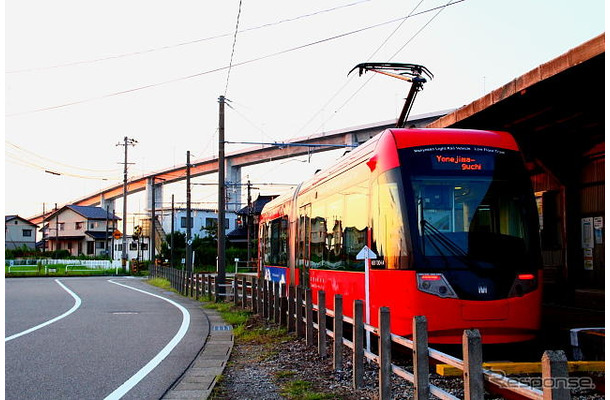 2012年9月に開通した新湊大橋と万葉線電車