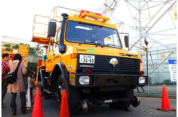 東京都交通局のウニモグ（軌陸両用架線作業車）