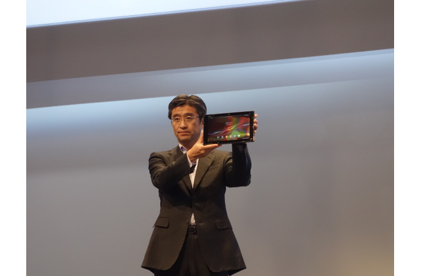 「Xperia Tablet Z」をアピールする、ソニーモバイルの鈴木氏