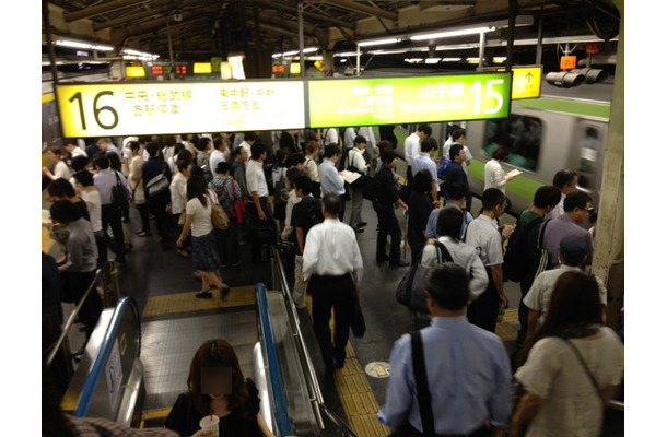 帰宅ラッシュ時の新宿駅