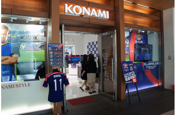 サッカー一色になったコナミスタイル六本木店外観