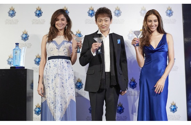 「OMOTESANDO HILLS CHRISTMAS MARKET 2015 supported by STAR OF BOMBAY」発表会イベントに登場した俳優・山本耕史、モデルの道端カレン、Kelly。