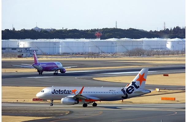 成田空港を離陸するLCCのA320たち