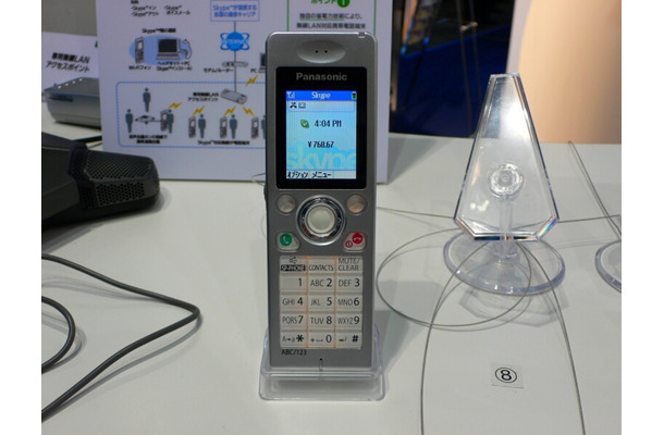 　Interop Tokyo 2008の松下電器産業ブースでは、無線LANに対応した法人向けのSkype端末を参考出品している。