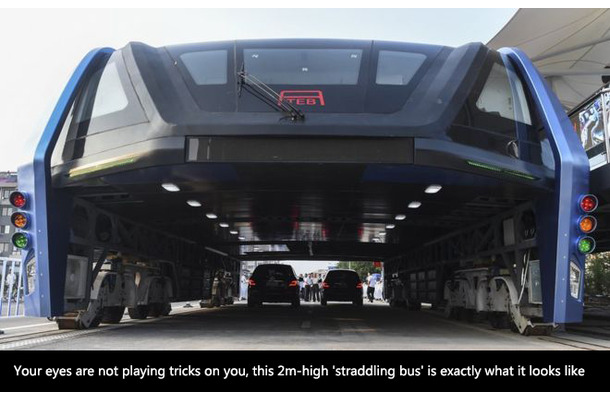 道路をまたいで走る巨大バス Teb 実用化に向け中国でテスト走行 Rbb Today