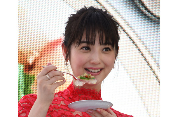 佐々木希、結婚を祝福され照れ笑い！家庭料理では「彩も勉強中」