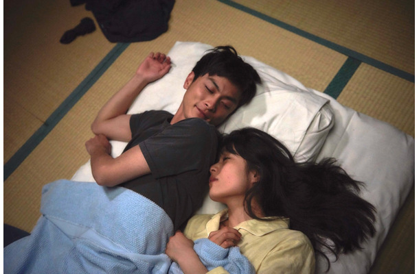 初音映莉子と高良健吾のラブシーンが公開！映画『月と雷』