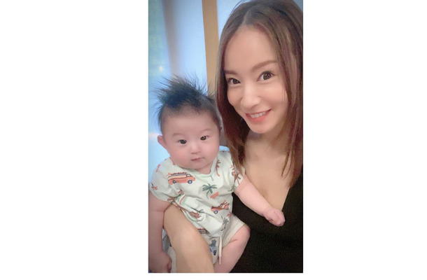 鈴木亜美 自身の赤ちゃんの頃の写真を公開 次男にそっくりすぎるの声多数 Rbb Today
