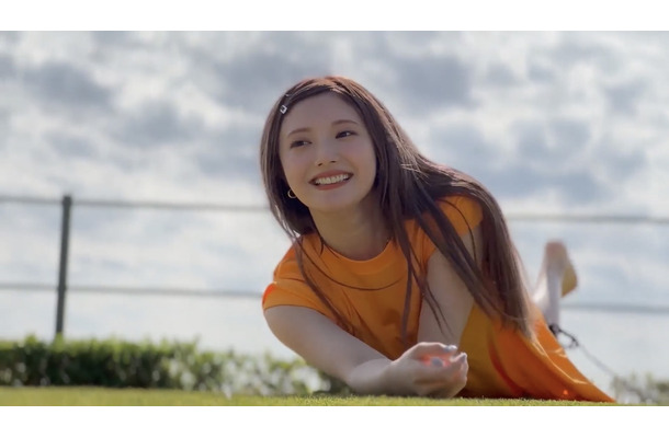 安斉かれん、8月発売の1st写真集から笑顔で芝生に寝そべるオフショット公開！