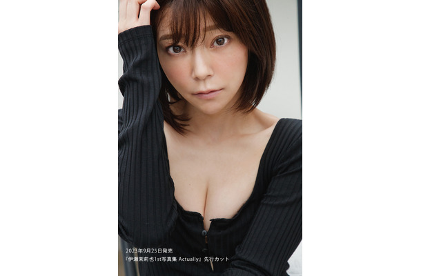 伊瀬茉莉也、胸元セクシーな黒のボディースーツ姿で魅了！