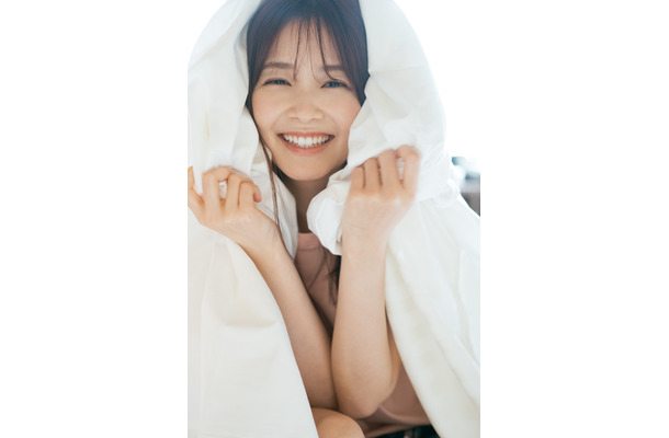 久間田琳加、夏の伊豆をぶらり観光！自然な表情魅力の2024年カレンダー発売決定