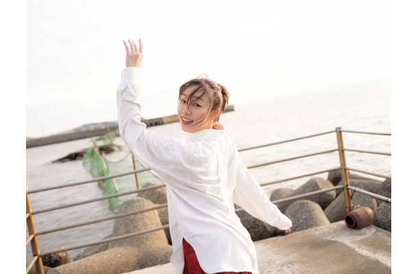 須田亜香里、SKE48卒業後初のフォトエッセイが発売前重版！海風に髪をなびかせる先行カットも解禁