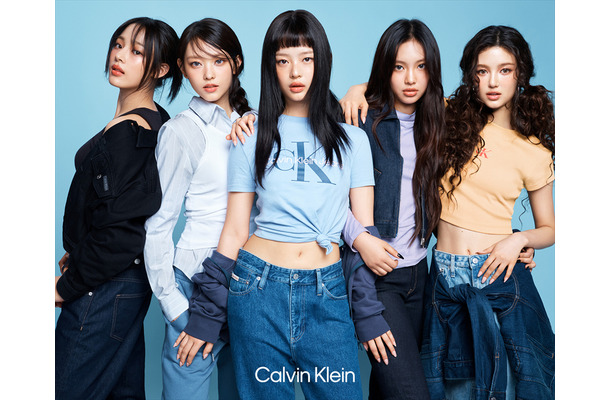 NewJeans、Calvin Kleinの新キャンペーンに登場！個性感じるデニムスタイル多数