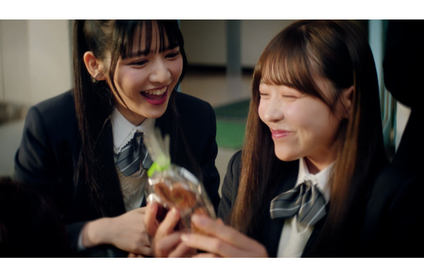 明治の新TVCM「meiji♡FRUITS ZIPPERの手作りバレンタイン～楽しい時間を手作りしよう～」