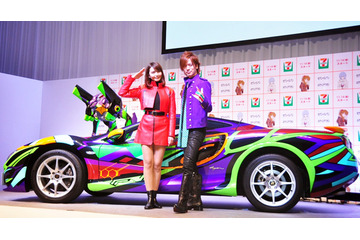 「エヴァ」の1,600万円スーパーカー披露！ 加藤夏希＆DAIGOコスプレで登場 画像