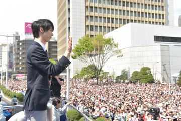 羽生結弦選手の祝賀パレードが開催！ファンに手をふって応える 画像