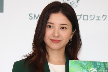 吉高由里子、グリーンスーツでイベント登場…キャラに“なで肩”イジリも!? 画像