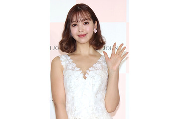 藤田ニコル、胸元ざっくり純白ドレスで艶やかに…今年は「セクシー・ヘルシー」目指す 画像