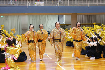 松平健、おぎやはぎ矢作、ビビる大木、鬼龍院翔が総勢348人と「マツケンサンバII」！ 画像