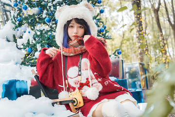 美女コスプレイヤーがクリスマス衣装でプレゼントをお届け 画像